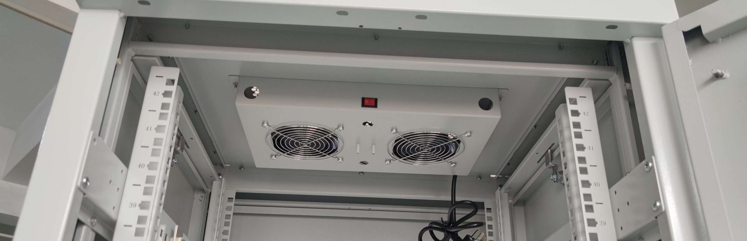 Wofür wird ein Server-Rack in Serverräumen und Edge-Sites verwendet Wofür wird ein Server-Rack in Serverräumen und Edge-Sites verwendet